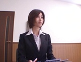 Short-haired office lady Akari Asahina gives her client a blowjob