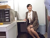 Hirose Yoko giving head at the office