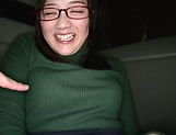 Cute babe Suzuhara Emiri in kinky sexual action in the car picture 12